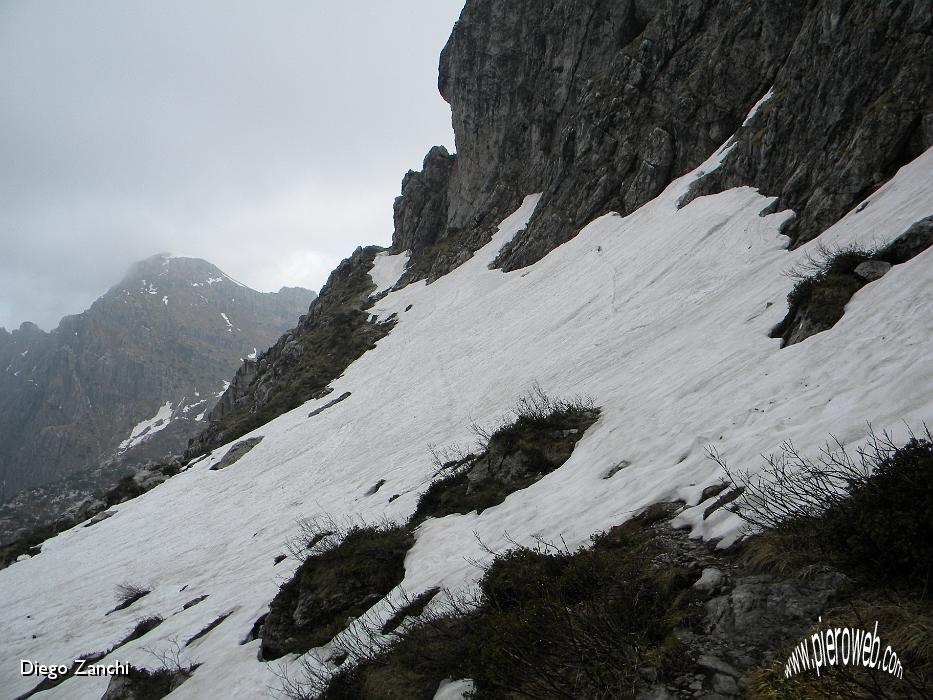 3-tanta neve ancora sul sentiero.jpg